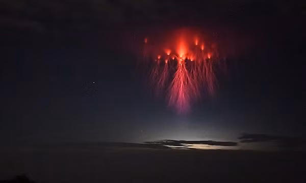 Hiện tượng lạ đã khiến cho rất nhiều người cảm thấy hoang mang, thậm chí có người cho rằng đây là một "dấu hiệu" cảnh báo của vũ trụ. Những "tinh linh" này xuất hiện cao hơn nhiều so với tia chớp chúng ta thường thấy, với đủ hình dạng như " tinh linh sứa", "tinh linh cà rốt", "tinh linh hình trụ"...