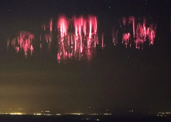 Các tia sét thường có màu đỏ, nhưng chúng rất khó quan sát bằng mắt thường mà chỉ có thể hiện màu sắc thực dưới ống kính của những chiếc máy ảnh, máy quay nhạy sáng.