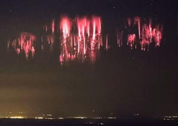 Các tia sét thường có màu đỏ, nhưng chúng rất khó quan sát bằng mắt thường mà chỉ có thể hiện màu sắc thực dưới ống kính của những chiếc máy ảnh, máy quay nhạy sáng.