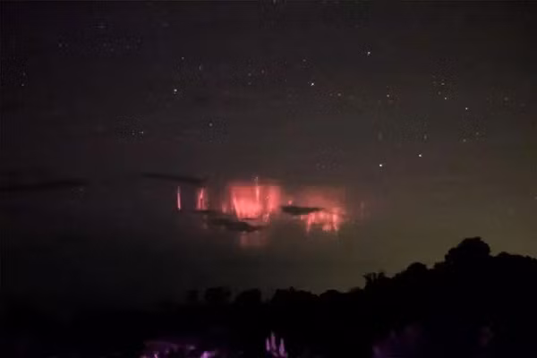 Một số sét dị hình màu đỏ có hình con sứa, số khác là những cột sáng đỏ hướng xuống mặt đất. Trong đó, sét dị hình đỏ hình con sứa thường mang kích thước lớn nhất. Chúng có thể dài tới 50 km, cao 50 km hoặc hơn.