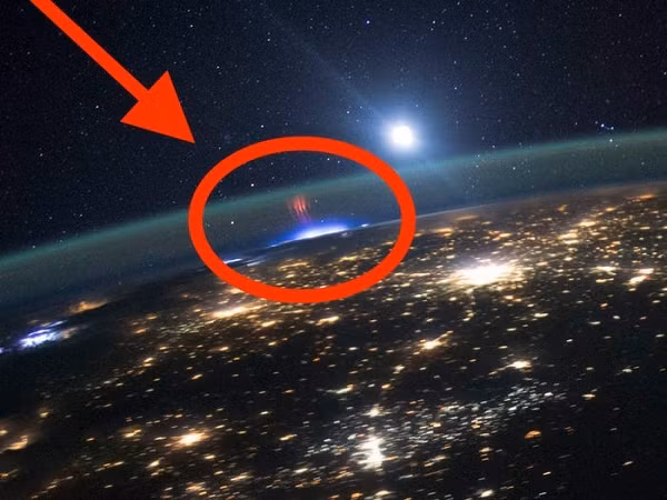 Những "tinh linh" này thật ra xuất hiện khi hiện tượng phóng điện phạm vi lớn xảy ra trong cơn bão. Ánh sáng lấp lánh màu đỏ cam tươi sáng, rộng hàng kilomet, cao đến 96km, xuyên qua tầng bình lưu, tầng giữa, kéo dài đến tầng điện ly.