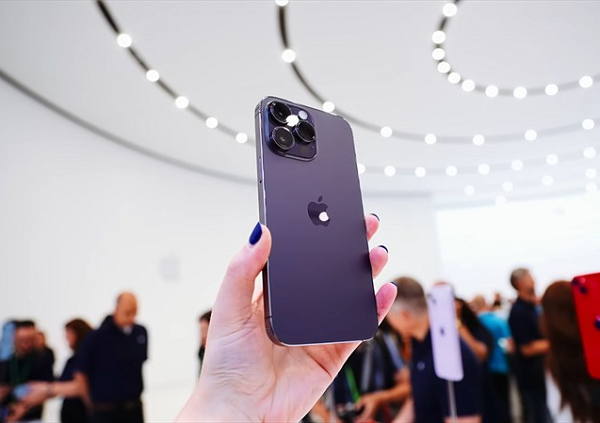 Ngoài khác biệt về màu sắc, iPhone 14 năm nay đã có sự phân cấp rõ rệt giữa hai dòng tiêu chuẩn và dòng Pro. Trong đó, iPhone 14 và 14 Plus vẫn sử dụng màn hình tai thỏ, chip A15 Bionic như thế hệ trước.