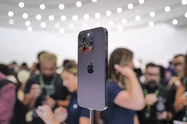 Nếu màu tím trên iPhone 14/14 Plus được nhà sản xuất xử lý theo hướng sáng, nhạt thì Apple lại mang một màu tím than lên bộ đôi iPhone 14 Pro. Kết hợp với lớp hoàn thiện nhám trên bề mặt, iPhone 14 Pro trông sang trọng và có phần nam tính.