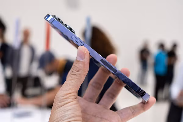 iPhone 14 Pro có giá từ 999 USD trong khi bản Pro Max có giá từ 1.099 USD. Máy bắt đầu cho đặt hàng từ 9/9 và "lên kệ" từ ngày 13/9.