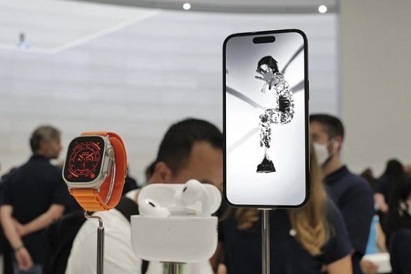 Theo ghi nhận ở một số đơn vị phân phối, chỉ 3 ngày sau khi Apple ra mắt sản phẩm mới, lượng người dùng đăng kí thông tin về iPhone mới đã vượt mốc 11.000 người, tăng 4-5 lần so với thế hệ tiền nhiệm.