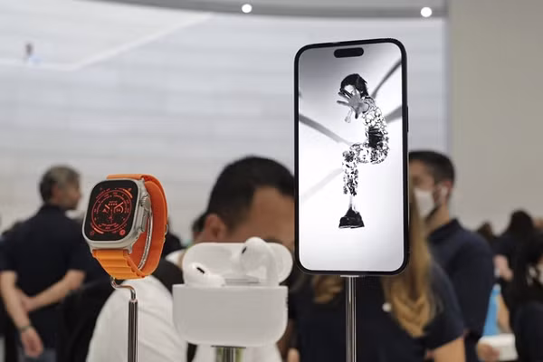 Theo ghi nhận ở một số đơn vị phân phối, chỉ 3 ngày sau khi Apple ra mắt sản phẩm mới, lượng người dùng đăng kí thông tin về iPhone mới đã vượt mốc 11.000 người, tăng 4-5 lần so với thế hệ tiền nhiệm.