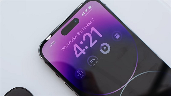 Hai phiên bản 14 Pro và 14 Pro Max lại chuyển sang màn "viên thuốc" mới mẻ, tốc độ làm mới hỗ trợ từ 1Hz tới 120Hz, thêm tính năng màn hình luôn hiển thị Always on Display, chip A16 Bionic, camera chính 48 MP, hỗ trợ quay phim 8K.