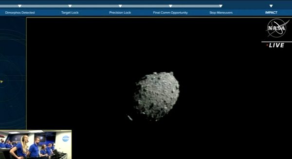 Trong 4 tiếng cuối cùng trước vụ va chạm, tàu vũ trụ đã nhận thành công mục tiêu là tiểu hành tinh Dimorphos. Đến 5 phút trước vụ va chạm, camera của DART đã kịp gửi về những hình ảnh chụp bề mặt của Dimorphos trước khi chủ động đâm vào tiểu hành tinh.