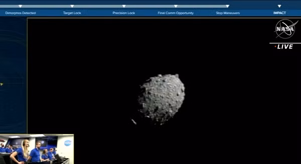 Trong 4 tiếng cuối cùng trước vụ va chạm, tàu vũ trụ đã nhận thành công mục tiêu là tiểu hành tinh Dimorphos. Đến 5 phút trước vụ va chạm, camera của DART đã kịp gửi về những hình ảnh chụp bề mặt của Dimorphos trước khi chủ động đâm vào tiểu hành tinh.