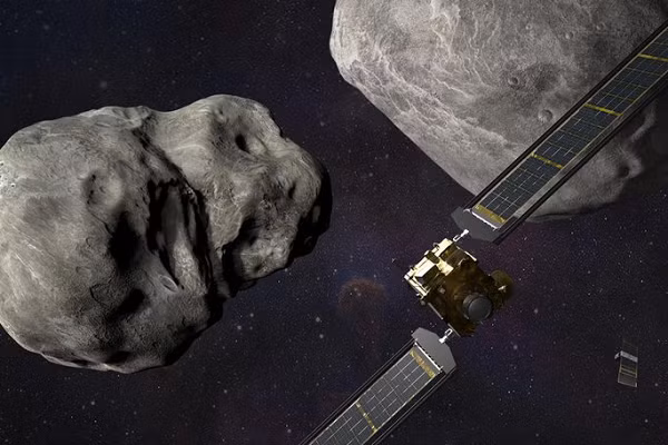 Vào lúc 19h14 ngày 26/9 (giờ Mỹ), tức 6h14 27/9 (giờ Việt Nam), tàu vũ trụ Double Asteroid Rendezvous Test (DART) của NASA đã đâm vào tiểu hành tinh Dimorphos nằm cách Trái Đất khoảng 11 triệu km.