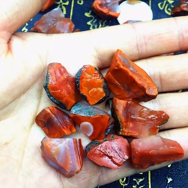 Mã não thô được hình thành từ nham thạch núi lửa nguội lạnh hoặc từ xác động vật và thực vật hóa thạch như: xương, vỏ ốc, gỗ hóa thạch,…