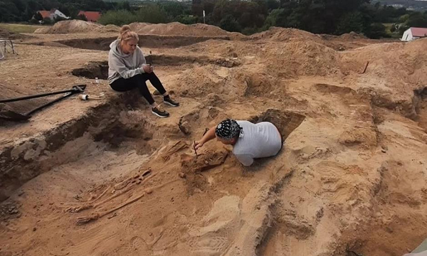 Trước đây, giới khoa học đã nhiều lần phát hiện những bộ hài cốt bị nghi là ma cà rồng ở Ba Lan. Ví dụ như họ khai quật được một bộ hài cốt vẫn ngậm một hòn đá, còn chân thì bị đóng lại bởi một chiếc cọc gỗ.