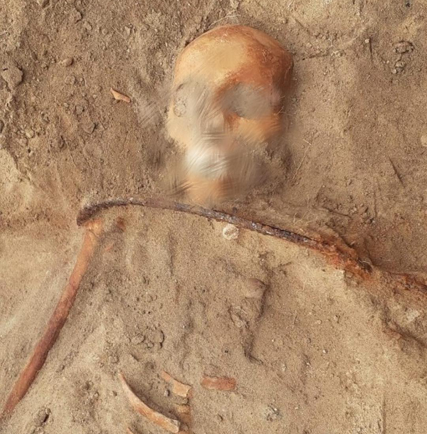 Theo giáo sư Poliński, chiếc liềm được đặt trên cổ theo cách cắm vào đất, lưỡi liềm bao quanh vùng cổ là để nếu nữ "ma cà rồng" muốn ngồi dậy để trở lại với thế giới, nó sẽ khiến đầu bị đứt lìa hoặc ít nhất gây thương tích ở cổ.