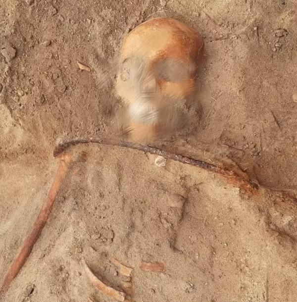 Theo giáo sư Poliński, chiếc liềm được đặt trên cổ theo cách cắm vào đất, lưỡi liềm bao quanh vùng cổ là để nếu nữ "ma cà rồng" muốn ngồi dậy để trở lại với thế giới, nó sẽ khiến đầu bị đứt lìa hoặc ít nhất gây thương tích ở cổ.