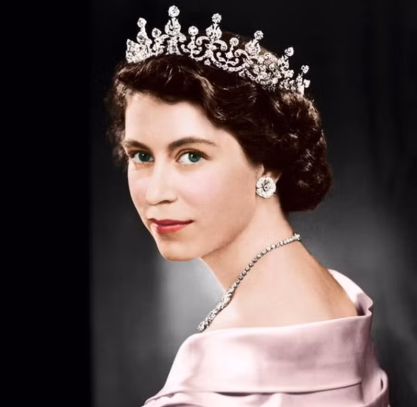 Chuyến công tác nước ngoài dài nhất mà bà thực hiện kéo dài 168 ngày, từ tháng 11-1953 đến tháng 5-1954, khi bà đi thăm 13 quốc gia trên thế giới.