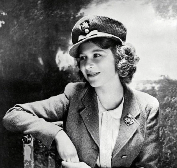 Nữ hoàng Elizabeth II còn được coi là vị quân vương tiên phong trong nhiều lĩnh vực thuộc kỷ nguyên số hóa. Năm 1976, bà là bậc quân vương đầu tiên của Anh gửi thư điện tử (email) trong chuyến thăm tới trụ sở nghiên cứu của Bộ Quốc phòng Anh.