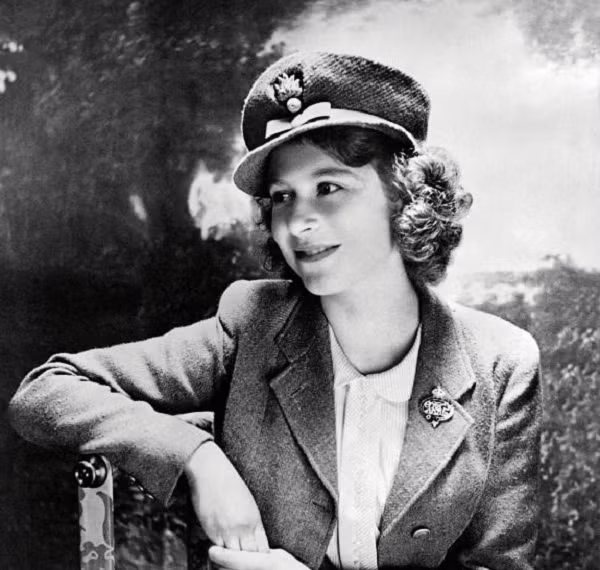 Nữ hoàng Elizabeth II còn được coi là vị quân vương tiên phong trong nhiều lĩnh vực thuộc kỷ nguyên số hóa. Năm 1976, bà là bậc quân vương đầu tiên của Anh gửi thư điện tử (email) trong chuyến thăm tới trụ sở nghiên cứu của Bộ Quốc phòng Anh.