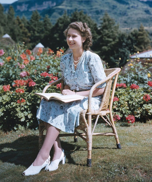 Nữ hoàng Elizabeth II cũng là người kích hoạt trang web chính thức của Điện Buckingham vào năm 1997, đăng bài đầu tiên trên Twitter vào năm 2014 và chính thức có tài khoản mạng Instagram vào năm 2019.