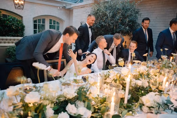 Tại Thụy Điển, trong lễ cưới, chú rể phải tạm lánh mặt để các chàng trai trẻ chưa vợ hôn cô dâu. Điều này cũng được áp dụng tương tự với chú rể và những cô gái còn độc thân. Nghi lễ này được diễn ra với sự bằng lòng của cặp uyên ương và các khách mời