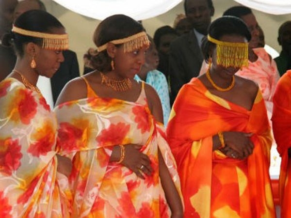 Tại bộ tộc Ankole, Uganda, bố chồng ngủ với con dâu trong đêm tân hôn trước chú rể là một việc làm hợp pháp. Điều đặc biệt, người ta lại coi đây là một trong những món quà tốt nhất mà người cha có thể tặng cho con trai mình. Không những vậy, trong văn hóa Ankole, dì của chú rể sẽ dạy cô dâu cách làm thế nào để người đàn ông của mình thấy hài lòng thay vì mẹ dạy con như nhiều nơi khác.