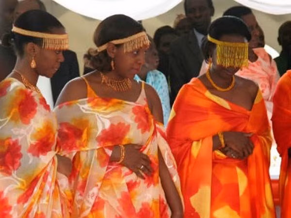 Tại bộ tộc Ankole, Uganda, bố chồng ngủ với con dâu trong đêm tân hôn trước chú rể là một việc làm hợp pháp. Điều đặc biệt, người ta lại coi đây là một trong những món quà tốt nhất mà người cha có thể tặng cho con trai mình. Không những vậy, trong văn hóa Ankole, dì của chú rể sẽ dạy cô dâu cách làm thế nào để người đàn ông của mình thấy hài lòng thay vì mẹ dạy con như nhiều nơi khác.