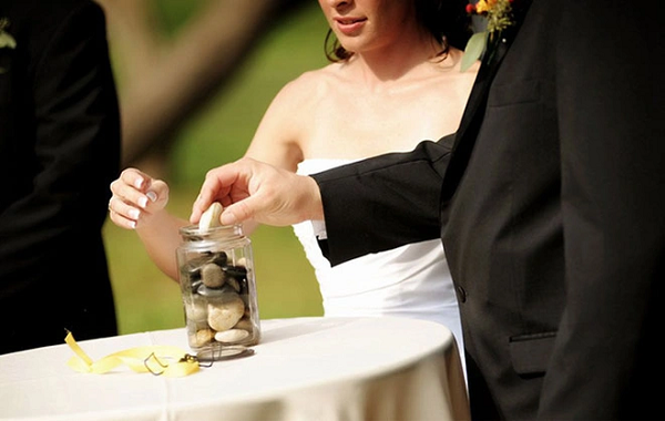 Trong đám cưới ở Australia, các khách mời đến dự phải nắm chặt viên đá đồng tâm trong suốt thời gian hôn lễ diễn ra. Đến khi lễ cưới kết thúc, họ sẽ thả viên đá của mình vào một vật đựng đẹp đẽ mà cô dâu và chú rể đã chuẩn bị sẵn. Nghi lễ này có tên là “Unity Bowl”. Sau đó, cô dâu, chú rể sẽ đem toàn bộ số đá về nhà và bảo quản kỹ lưỡng.