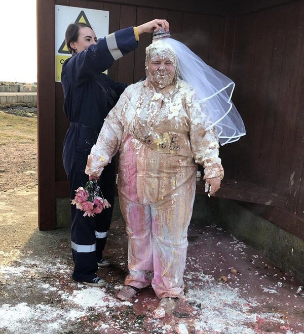 Trái với các quốc gia khác, ở Scotland, phong tục cưới hỏi ở nước này gắn liền với những thứ bẩn thỉu, bốc mùi. Đây là một nghi thức cổ xưa và được gọi là "Blackening of the Bride" (tạm dịch: làm bẩn cô dâu). Thay vì nhận những lời chúc phúc từ người thân, bạn bè trong không khí thật lãng mạn, cô dâu, chú rể sẽ bị bắt trói và đổ những chất bẩn lên người như sữa hỏng, cá chết, thực phẩm thối, trứng, lông vịt…