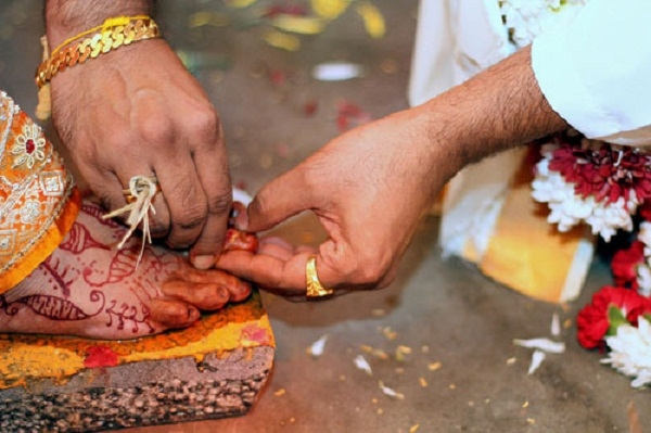 Đeo nhẫn vào ngón chân có lẽ không chỉ là tập tục kỳ lạ mà còn rất thú vị. Không giống với hình thức đeo nhẫn vào ngón tay áp út như ở hầu hết các quốc gia, những cô dâu chú rể theo đạo Hindu sẽ đeo nhẫn vào ngón chân của mình. Chiếc nhẫn bạc sẽ được chú rể xỏ vào ngón trỏ bên chân trái của cô dâu trong lễ cưới và cô dâu sẽ đeo nhẫn ở đó suốt đời.