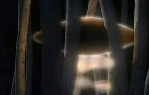 Giây lát sau, dường như cảm nhận sự có mặt của hai cậu bé, sinh vật lạ tiến đến và vỗ nhẹ lên vai Yamahata hai cái khiến cậu ngã xuống đất và bất động. Kawano trong cơn hoảng loạn vội vàng vác bạn lên lưng chạy thật nhanh ra khỏi khu vực.