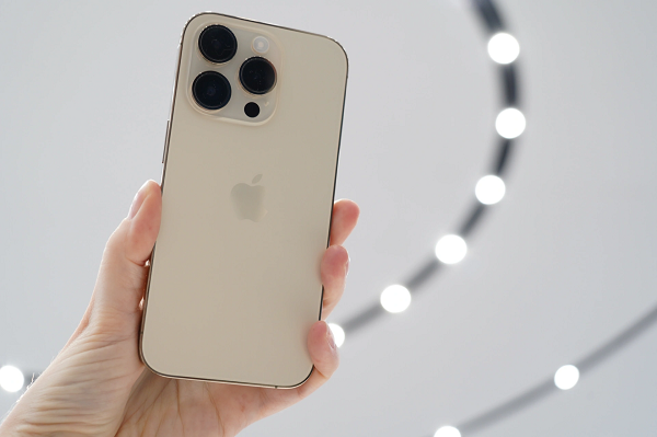 iPhone 14 và iPhone 14 Pro đều có cảm biến chính 12MP lớn hơn và camera siêu rộng 12MP tốt hơn từ iPhone 13 Pro cũng như camera trước 12MP mới với khả năng tự động lấy nét.