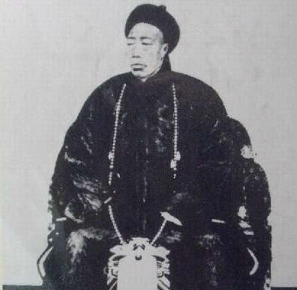  Phần mộ của Lý Liên Anh tọa lạc trên mảnh đất rộng khoảng hơn 20 mẫu kéo dài từ Nam sang Bắc. Điểm cực Bắc là cầu Kim Thủy, từ cầu sang hướng Bắc có một nhà bia đầy khí thế được xây bằng đá ngọc trắng thời Hán.