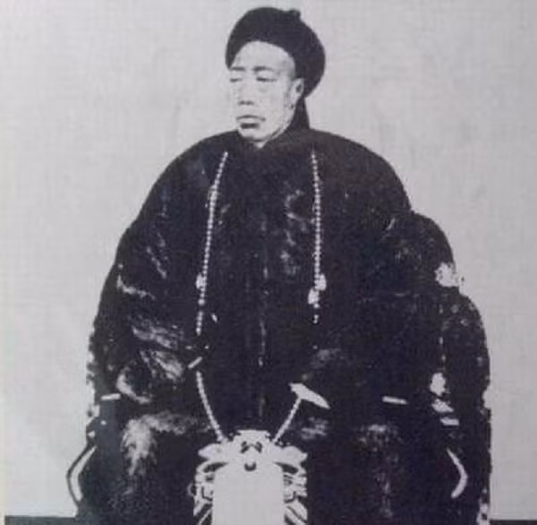  Phần mộ của Lý Liên Anh tọa lạc trên mảnh đất rộng khoảng hơn 20 mẫu kéo dài từ Nam sang Bắc. Điểm cực Bắc là cầu Kim Thủy, từ cầu sang hướng Bắc có một nhà bia đầy khí thế được xây bằng đá ngọc trắng thời Hán.