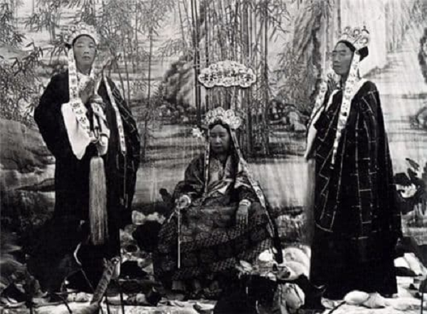 Khi xem đến phần eo của cơ thể thì tìm thấy một chuỗi tràng hạt và hơn 50 món kim ngân châu bảo được tùy táng. Phần đầu quan tài tìm thấy một hộp xương sọ với xương gò má cao, hàm răng vẩu, bên ngoài còn bọc một lớp da.