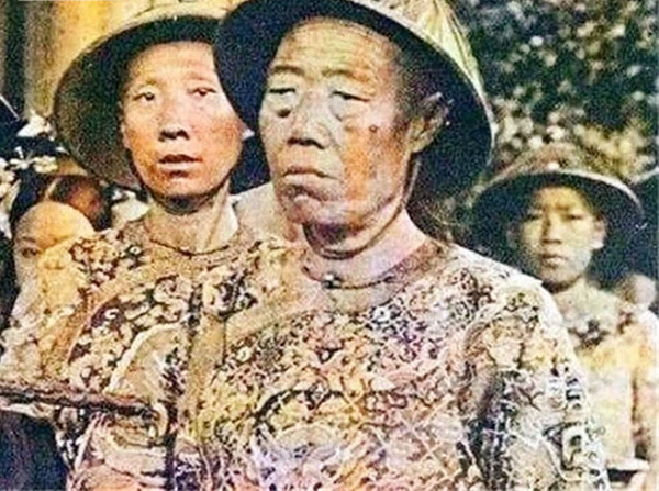 Chủ nhân của ngôi mộ đó có thân phận đặc biệt. Tuy không phải hoàng thân quốc thích, nhưng cũng là bậc giàu có đệ nhất thiên hạ. Tuy không phải vương hầu tướng quân, nhưng địa vị vô cùng hiển hách.