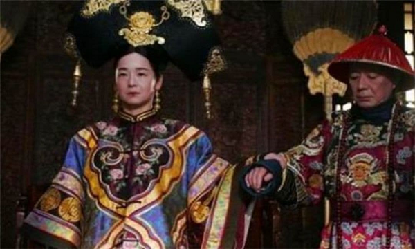 Khi bật nắp quan tài, một hình người được xếp nằm ngay ngắn. Có hình đầu, cổ, chân tay và được đắp chăn. Sau khi lật lớp chăn thì có một lớp bùn đen ở dưới. Khi xem kỹ thì đây thực chất là do lớp mùn do chăn mủn ra. Khi đưa tay vào áo quan để di chuyển thi thể ra bên ngoài thì chiếc giày bên phải tuột ra.