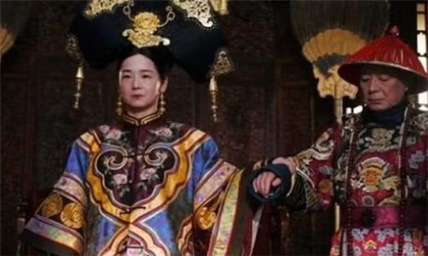 Khi bật nắp quan tài, một hình người được xếp nằm ngay ngắn. Có hình đầu, cổ, chân tay và được đắp chăn. Sau khi lật lớp chăn thì có một lớp bùn đen ở dưới. Khi xem kỹ thì đây thực chất là do lớp mùn do chăn mủn ra. Khi đưa tay vào áo quan để di chuyển thi thể ra bên ngoài thì chiếc giày bên phải tuột ra.