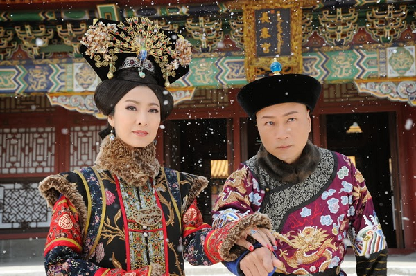 Sau khi vào được lăng mộ, họ nhìn thấy quan tài của Lý Liên Anh màu đỏ tím phía đầu vẽ kim hoa vô cùng tinh xảo đã rơi ra khỏi vị trí trên giường ngọc. Phía trên giường đặt quan tài được đúc bằng đá bạch ngọc, trên đục một lỗ tròn, bên trong treo một hầu bao đựng ngọc và một ít tiền bằng đồng.