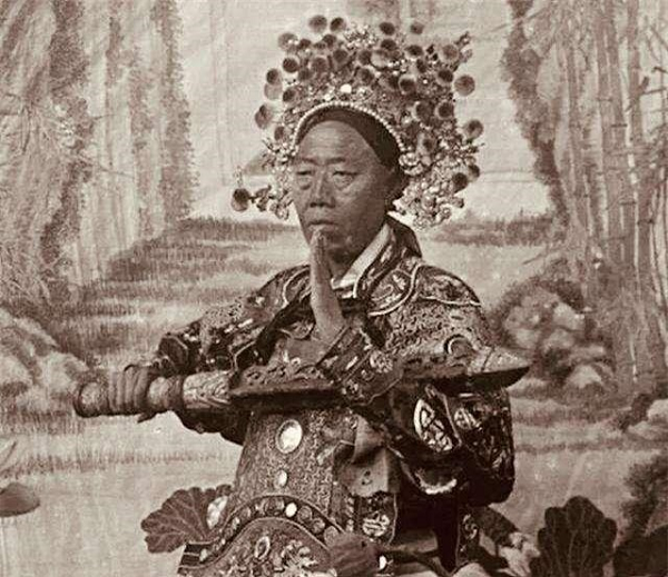 Ông là Đại tổng quản hay Tổng quản thái giám trong thời kỳ Từ Hy còn đương nhiệm và là nhân vật có thực quyền thậm chí lấn át cả vua và đã làm loạn cả hậu cung nhà Thanh. Chỉ sau khi Từ Hy qua đời, Lý Liên Anh mới rời chốn hoàng cung sống mai danh ẩn tích và qua đời một cách lặng lẽ. 