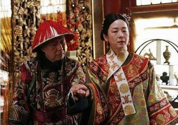 Nhìn vào bên trong giống như bông gòn màu đen. Lật tiếp lớp quần áo rất dày với lớp ngoài cùng là một áo khoác dài chưa hề mục nát. Nhưng điều đáng kinh ngạc là không hề tìm thấy xương cốt mà toàn bộ là đồ gần giống bông gòn đen.