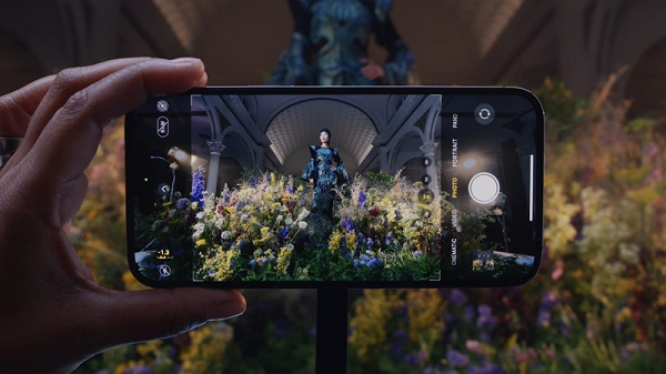 Ảnh macro cũng được cải thiện nhờ nâng cấp camera góc siêu rộng. Khi người cố gắng chụp ảnh bằng camera chính và đang đứng sát chủ thể, iPhone 14 Pro sẽ tự động chuyển sang camera góc siêu rộng và cắt khung hình để mô phỏng giống camera chính.