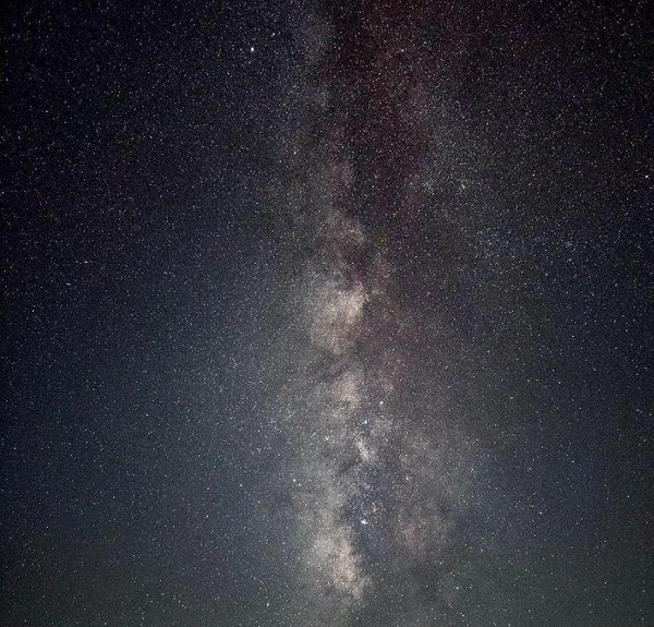 Mới đây, thành viên ToddH của diễn đàn MacRumors chia sẻ những bức ảnh được chụp bằng chế độ ban đêm (Night Mode) của iPhone 14 Pro Max, với thời gian phơi sáng tối đa có sẵn là 30 giây trong ứng dụng Camera.