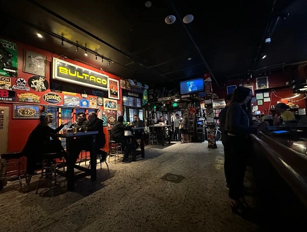 ToddH cho biết, để có được bức ảnh như trên anh đã gắn iPhone 14 Pro Max vào chân kính thiên văn Skywatcher di chuyển theo hướng ngược lại với vòng quay của Trái đất.