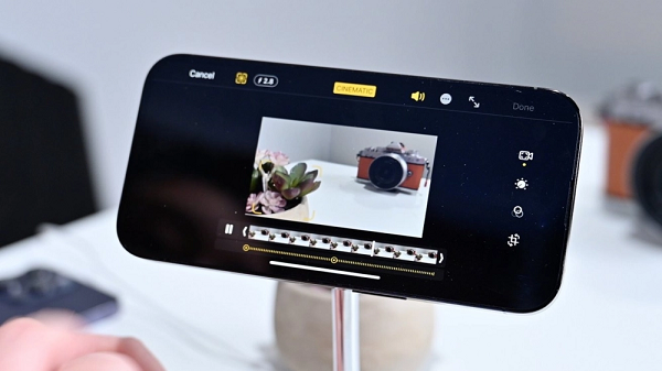 Camera góc siêu rộng trên iPhone 14 Pro được trang bị cảm biến mới, với nhiều điểm ảnh lấy nét hơn cùng khẩu độ f/2.2. Cảm biến này kết hợp với cơ chế Photonic Engine giúp cải thiện chất lượng hình ảnh trong những tình huống đặc biệt.
