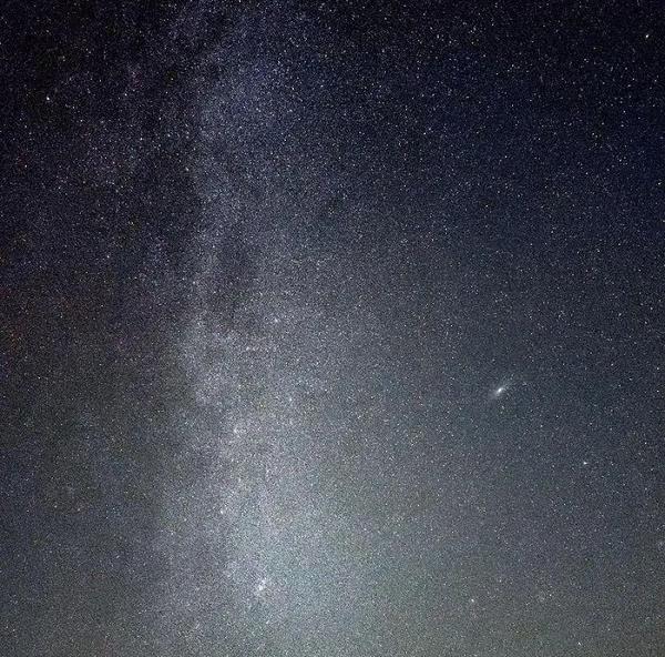 Đặt ISO 12.500 và ISO 10.000 bằng thiết lập 12 megapixel (Night Mode không khả dụng khi thiết lập 48 megapixel được bật), ảnh được chụp bằng định dạng ProRAW của Apple và sau đó chỉnh sửa bằng phiên bản di động Lightroom trên iPhone 14 Pro Max.