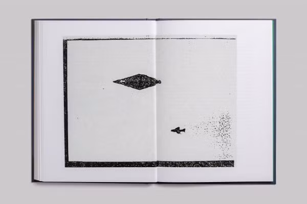 ...Do đó, ông ấy quay lại Daily Record, đề nghị gửi film đến London. Đề xuất được đồng ý, cũng là lúc chúng biến mất", Clarke cho biết.