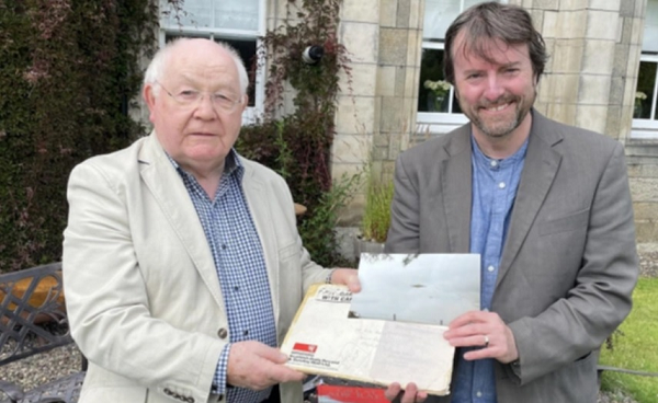 Đây được xem là bức ảnh rõ nét nhất của vật thể bay không xác định (UFO) mà công chúng từng nhìn thấy. Trong ảnh, một vật thể hình kim cương bay trên bầu trời, phía xa là máy bay chiến đấu đuổi theo vật thể.