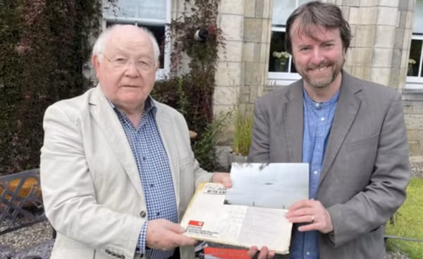 Đây được xem là bức ảnh rõ nét nhất của vật thể bay không xác định (UFO) mà công chúng từng nhìn thấy. Trong ảnh, một vật thể hình kim cương bay trên bầu trời, phía xa là máy bay chiến đấu đuổi theo vật thể.