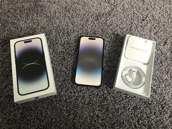 Để chứng minh, YouTuber Luke Miani đã đăng một video lên Twitter cho thấy camera trên chiếc iPhone 14 Pro Max của anh ấy rung lên khi sử dụng Snapchat, khiến bức ảnh bị mờ hoàn toàn.