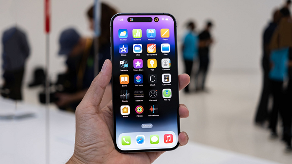 Trên các diễn đàn, mạng xã hội phổ biến như Reddit và Twitter, nhiều người tỏ ra bức xúc khi vừa mua một thiết bị đắt tiền từ Apple đã gặp ngay sự cố camera.