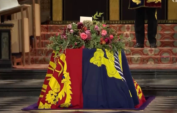 Hầm mộ Hoàng gia được xây dựng sâu bên dưới Nhà nguyện St. George VI, với độ sâu khoảng 5 m. Đây là căn hầm được lót bằng đá, với kích thước được cho là 8,5 m x 21,3 m.